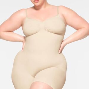SKIMS Shapewear Seamless Sculpt Mid Thigh Bodysuit Brand New 2X-3X SAND